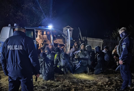 Мигрантов, которые прорвались ночью в Польшу, задержали (фото) 