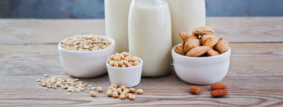 Дієтолог відповіла, чи можна замінити коров'яче молоко на рослинне