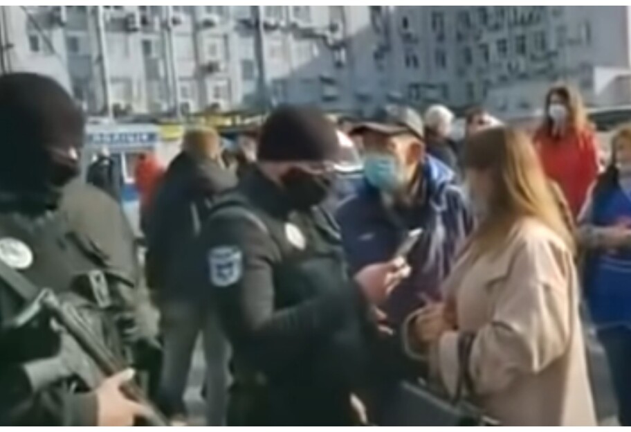 У Києві озброєні поліцейські заблокували маршрутку - Їхали без сертифіката, відео - фото 1