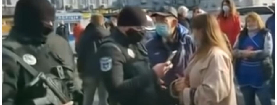 В Киеве полицейские с автоматами остановили маршрутку: люди устроили скандал (видео)