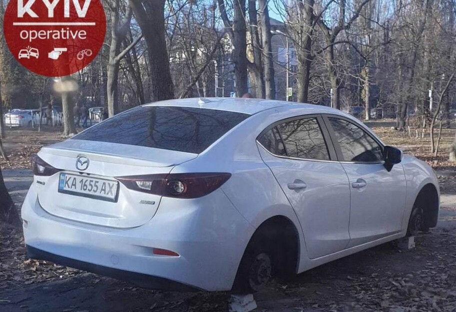 Зняли колеса з машини у Києві на вулиці Стеценко - фото 1
