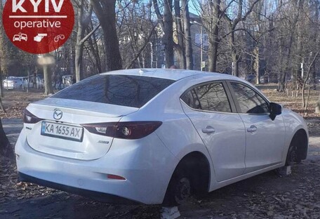 У Києві невідомі знову зняли колеса з машини