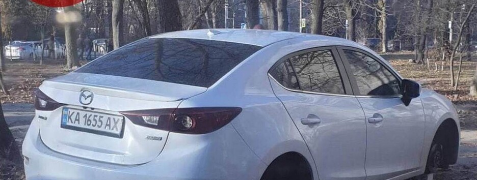В Киеве неизвестные снова сняли колеса с машины