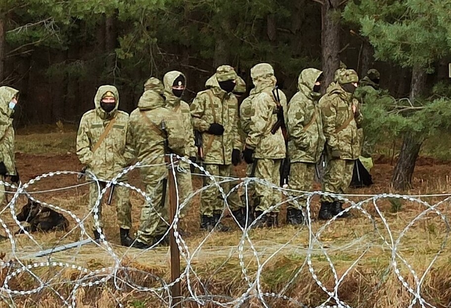 Беларусь собирает на границе с Польшей силовиков с оружием - видео - фото 1
