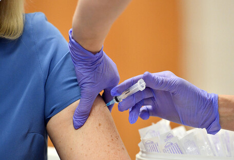 Минздрав снова расширит список профессий для обязательной вакцинации