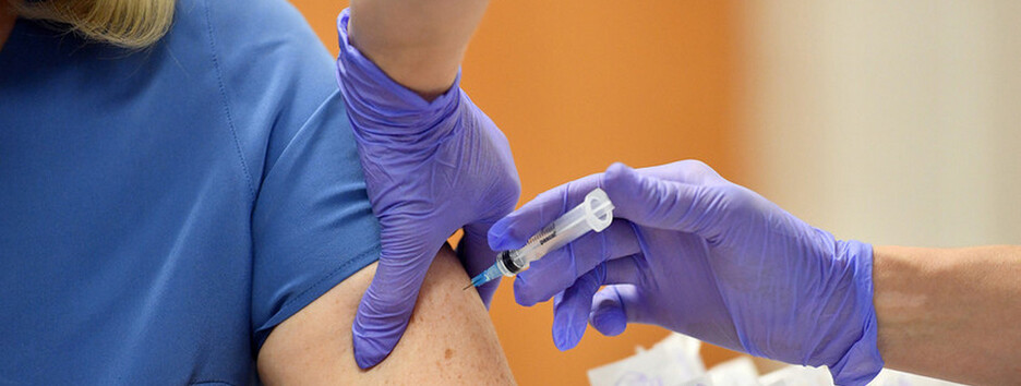 Минздрав снова расширит список профессий для обязательной вакцинации