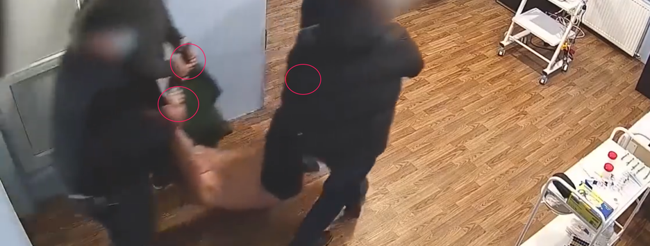 Один проти натовпу: Саакашвілі показав бійку із тюремниками (відео)