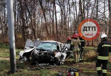На въезде в Киев разбился автомобиль – водитель погиб мгновенно (фото)
