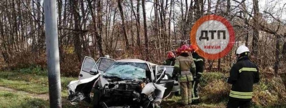 На в'їзді до Києва розбився автомобіль – водій загинув миттєво (фото)