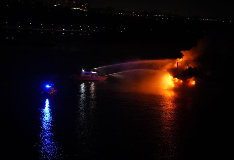 Пожежа у Києві – горів ресторан на воді – його гасили катери - фото - фото 1