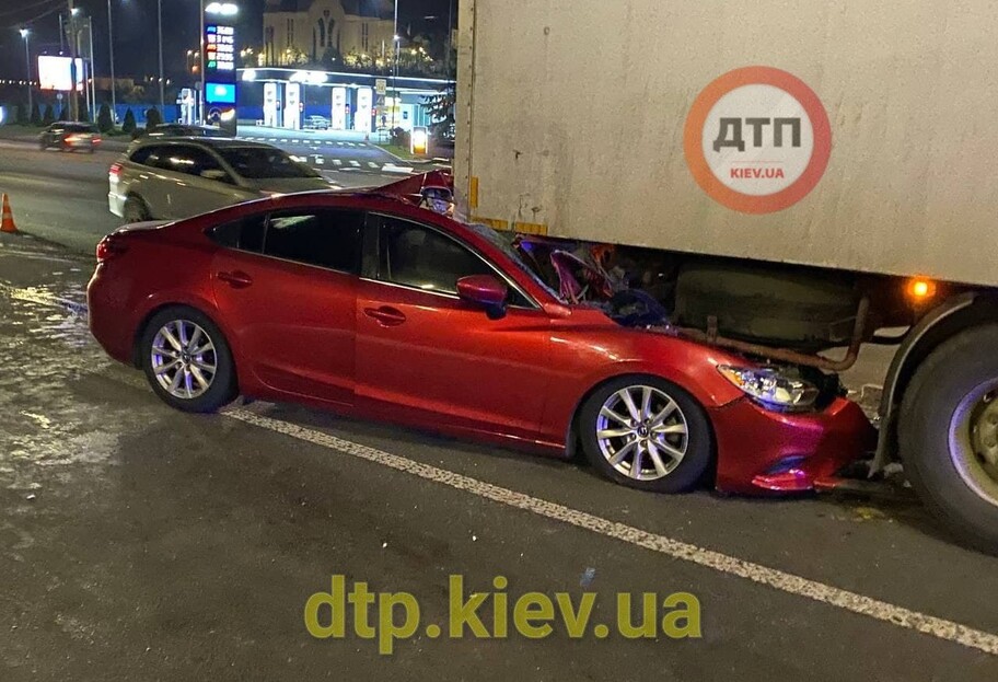 ДТП у Києві - Mazda врізалася у фуру, фото - фото 1
