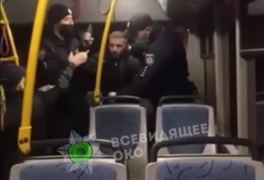 В Киеве антимасочника вытащили из автобуса полицейские, видео  - фото 1