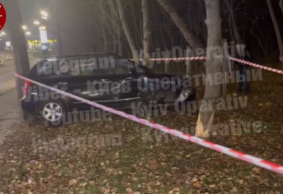 Смертельное ДТП в Киеве – таксисту стало плохо за рулем – авто врезалось в столб и дерево – видео - фото 1