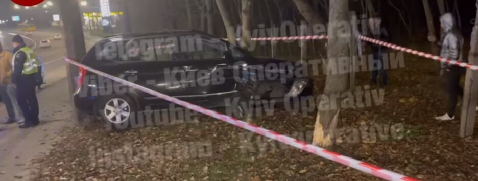 В Киеве таксисту стало плохо за рулем: авто остановило дерево (видео)