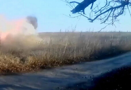 Артудар окупантів на Донбасі потрапив на камеру - за метри від оператора (відео)