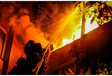 На пожаре в Киеве погибла женщина - квартиру кто-то поджег (фото)