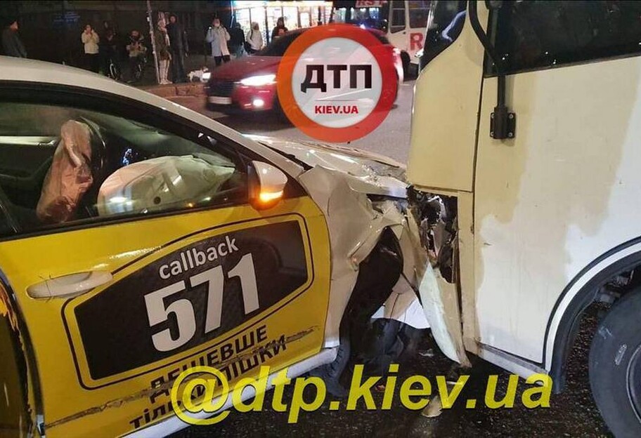 ДТП в Киеве – маршрутка проехала на красный и врезалась в такси – видео - фото 1