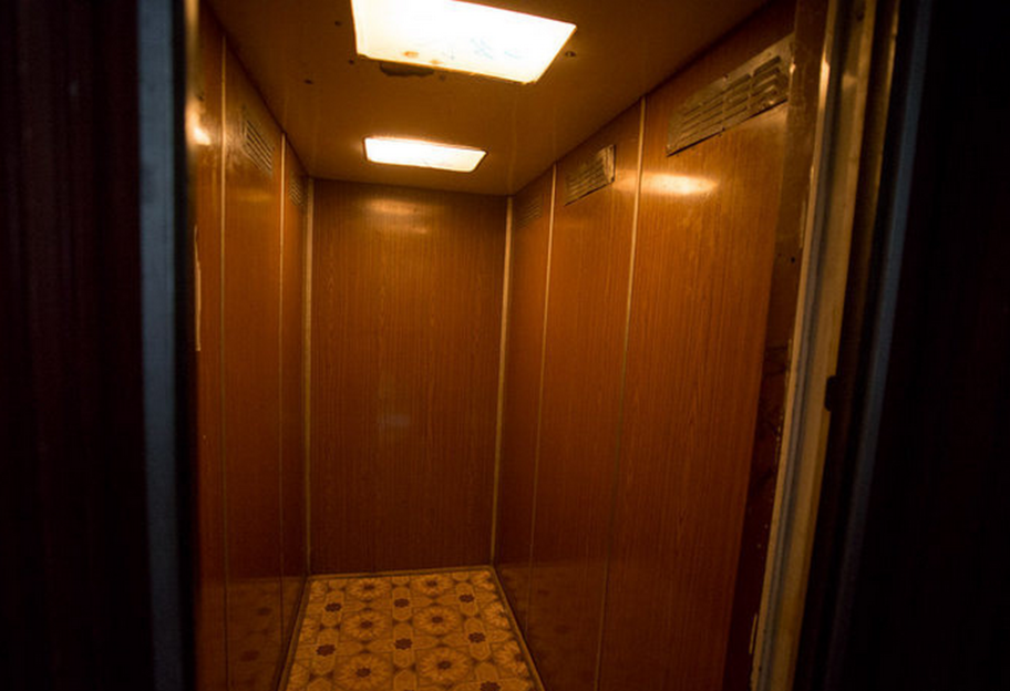 В Киеве в лифте жильцы сделали ремонт, а ЖЭК присвоил заслугу себе, фото  - фото 1