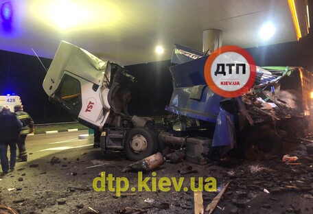 Под Киевом два грузовика влетели в АЗС (видео)