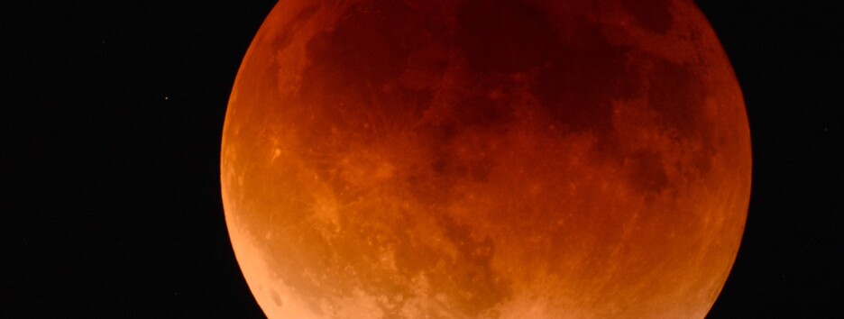 Найдовше місячне затемнення століття: що потрібно і що не можна робити