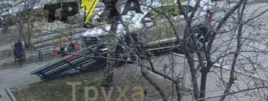 В Харькове женщина перепутала педали и снесла лавочку, покалечив человека (видео)