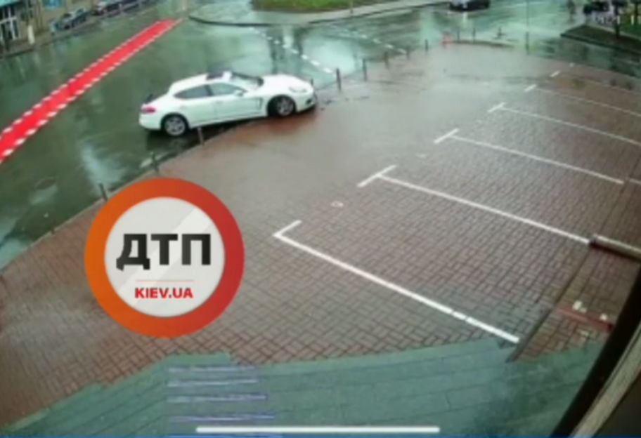 ДТП у Києві - білий Porsche зніс стовпчики та поїхав, відео - фото 1