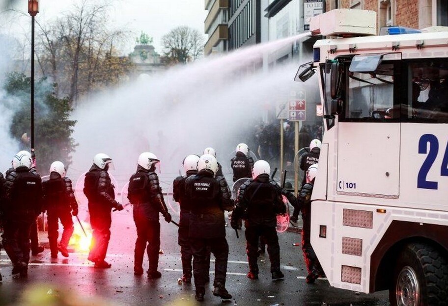 Коронавирус в Европе - прошли митинги против усиления карантина, фото, видео  - фото 1