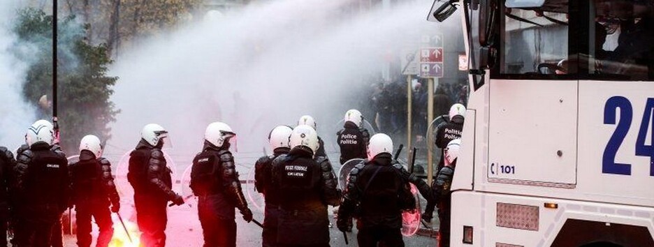 У Європі масові протести проти посилення карантину розганяє поліція (фото, відео)