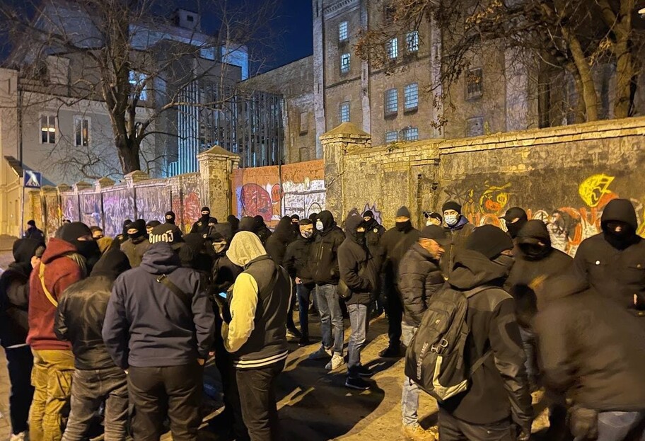 В Киеве радикалы закидали ночной клуб файерами, видео  - фото 1