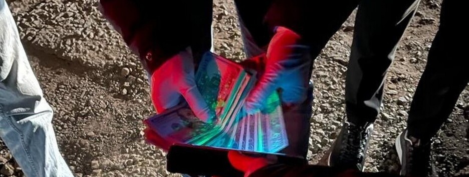 Начальник поліцейського відділення взяв хабар у перший день на роботі (фото)