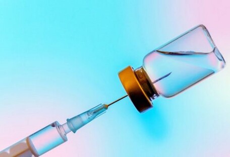 Комаровський: Алергію на вакцину від COVID-19 до уколу виявити неможливо