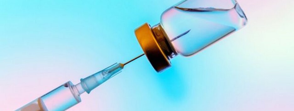 Комаровський: Алергію на вакцину від COVID-19 до уколу виявити неможливо