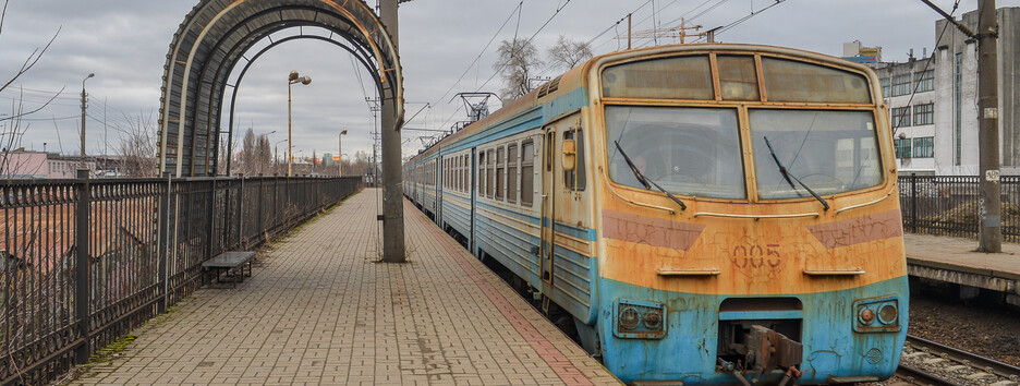 В киевской электричке разбитое окно заклеили рекламой – пассажиры возмущены (фото)