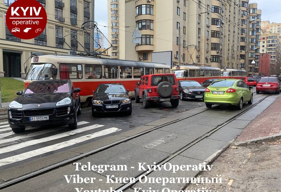 В Киеве водитель Porsche заблокировал движение трамваев, фото  - фото 1