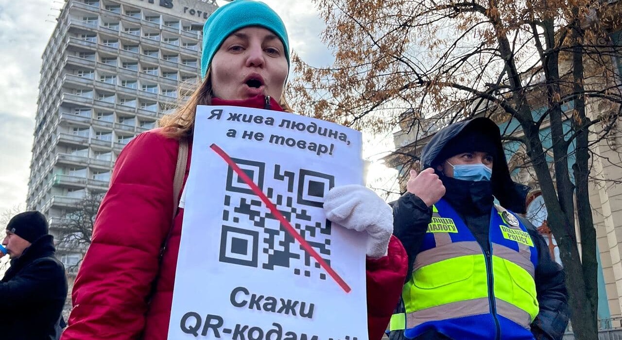 Шалені теорії та плакати з "Єдиною Росією": чим запам'ятався мітинг антивакцинаторів у Києві фото