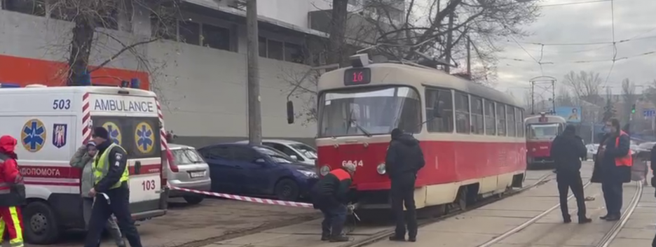 Трагедия с трамваем в Киеве: погибла женщина, у водителя шок (фото)
