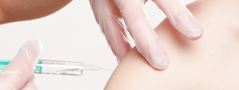 Две причины: иммунолог объяснил, зачем нужно вакцинироваться после болезни