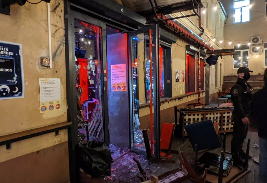 В Киеве праворадикалы напали на бар Хвильовий – это не первый инцидент – фото - фото 1