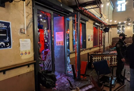 У центрі Києва банда з битами знову влаштувала погром у барі 