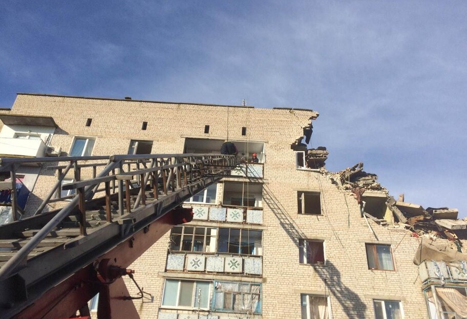 Взрыв в Николаевской области - разрушены квартиры на двух этажах – трое пострадавших - фото 1