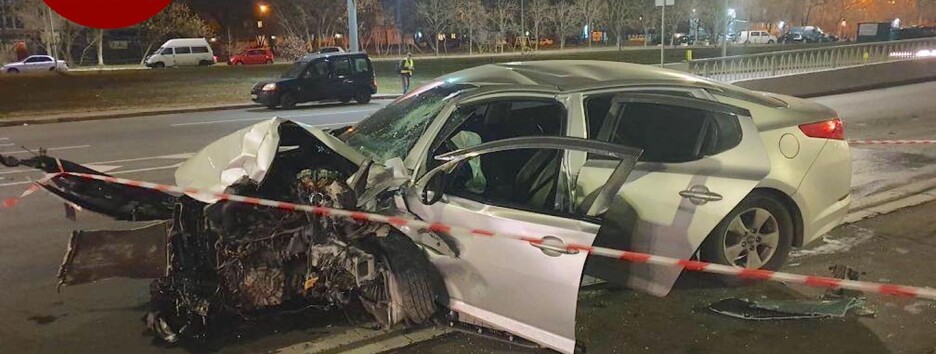 В Киеве легковушка вылетела на встречную полосу и столкнулась с грузовиком: водитель погиб