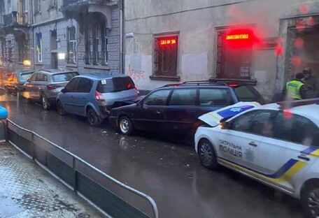 Ефект доміно: у Львові патрульний розбив чотири припарковані автівки (фото)