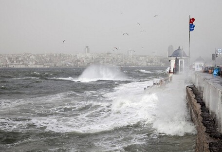 Ураган у Стамбулі валить будівлі та перевертає машини (відео)