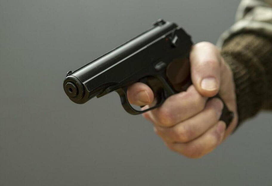 У Києві затримали хлопців, які погрожували зброєю у ресторані - фото 1