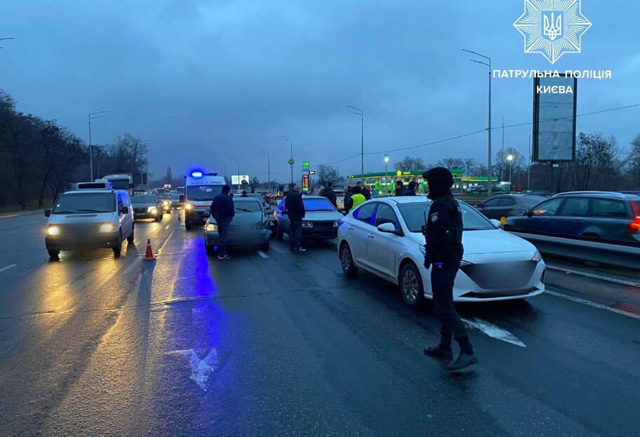 ДТП в Киеве – на Столичном шоссе столкнулись пять авто – образовалась пробка – видео - фото 1
