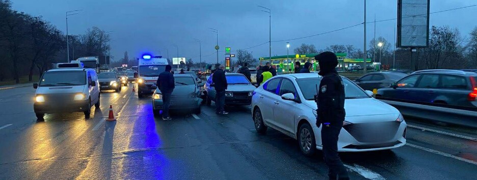 У Києві на Столичному шосе зіткнулися п'ять автомобілів: рух ускладнений
