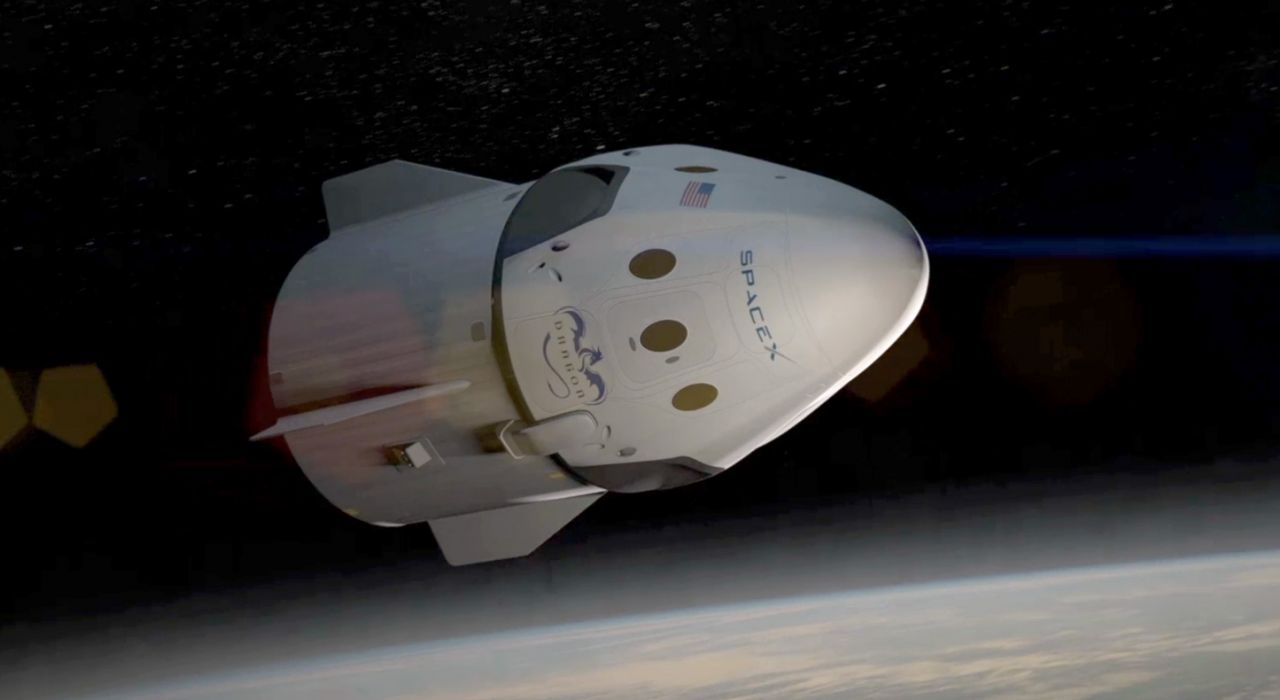 SpaceX рассказала о первом полёте туристов к Луне в 2018 году