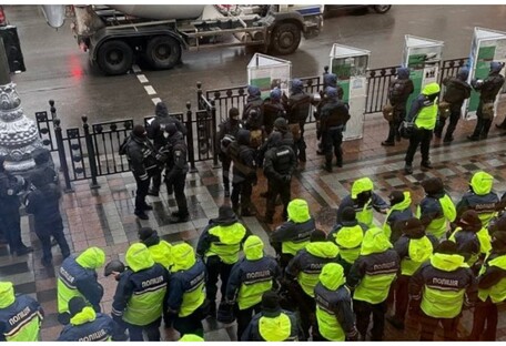 Протесты в Киеве: много полиции, улицу закрыли грузовиками Нацгвардии (фото)