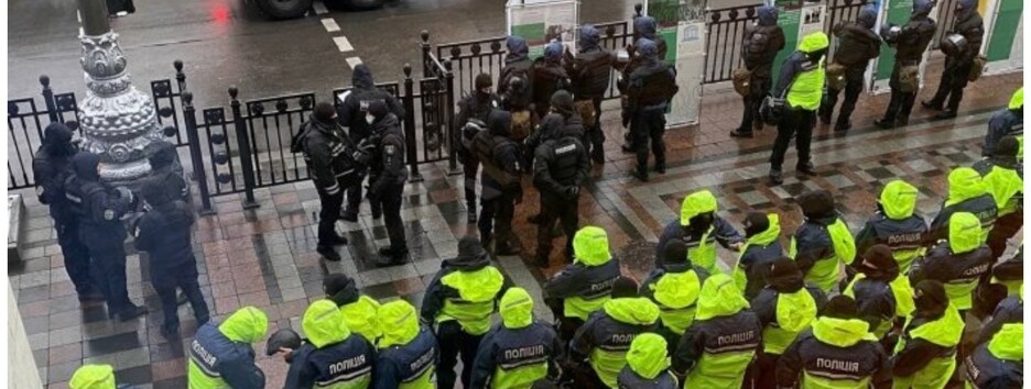 Протести у Києві: багато поліції, вулицю закрили вантажівками Нацгвардії (фото)