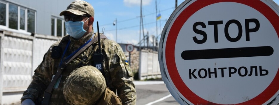 Місцеві жителі масово залишають 